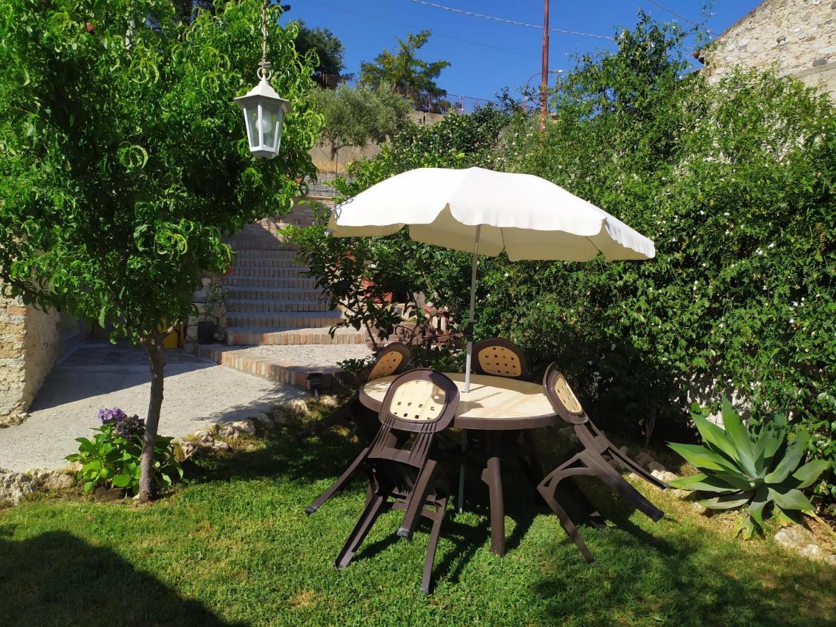 Il Giardino Dei Semplici B&B Caulonia Bagian luar foto